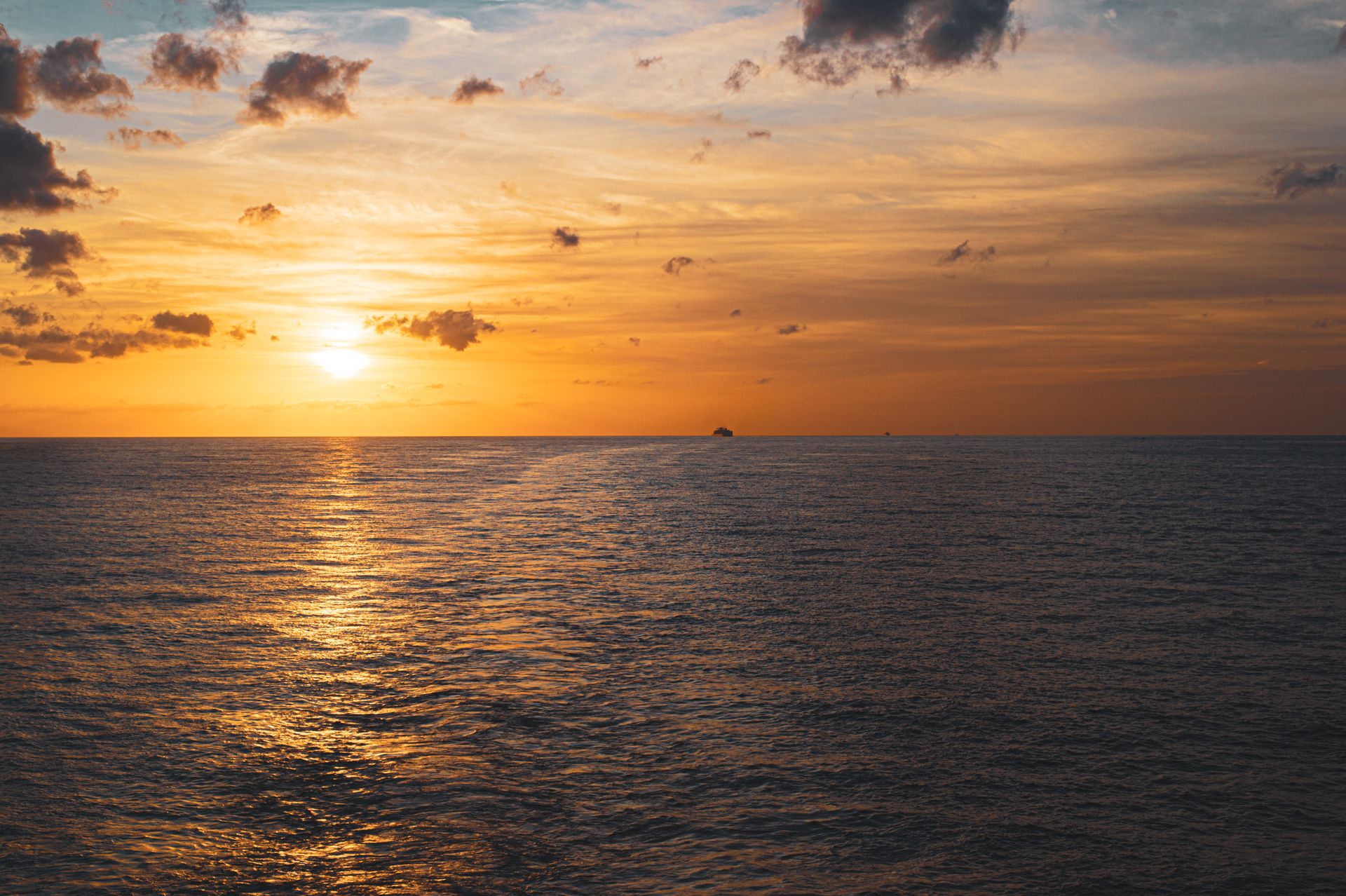 Offshore drilling platform at sea — offshore and deepwater drilling
