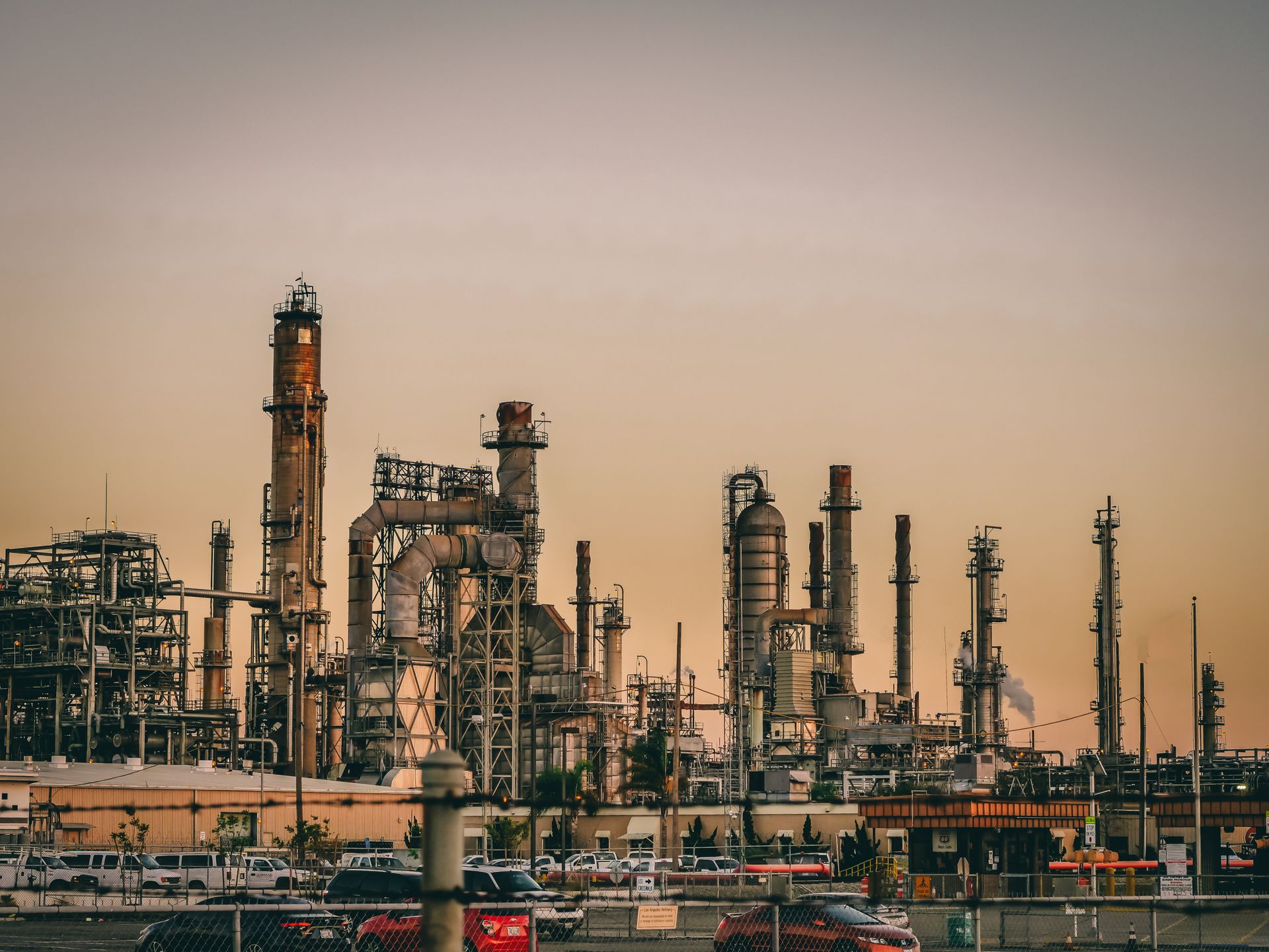 Petroleum refinery distillation columns — Refining for Non-Technical Persons